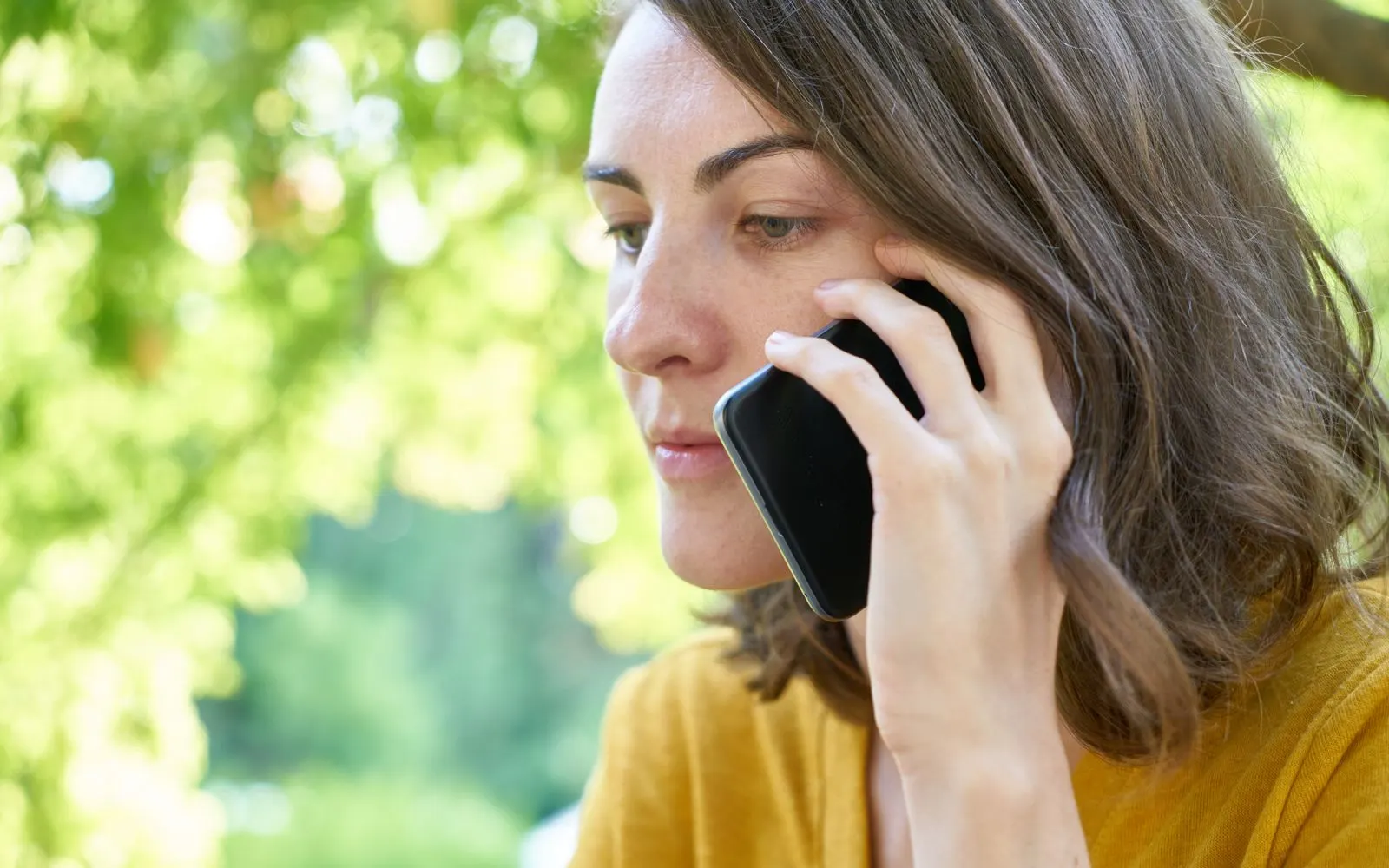 Frau telefoniert mit dem Smartphone