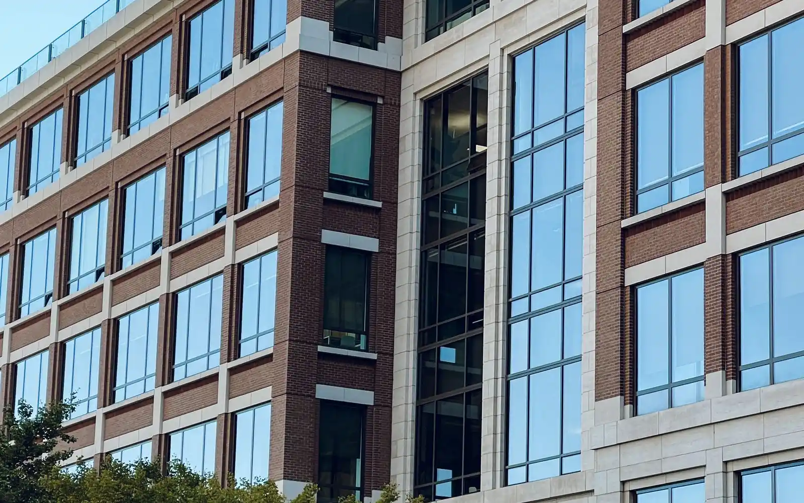 Fassade eines mehrgeschossigen Bürogebäudes